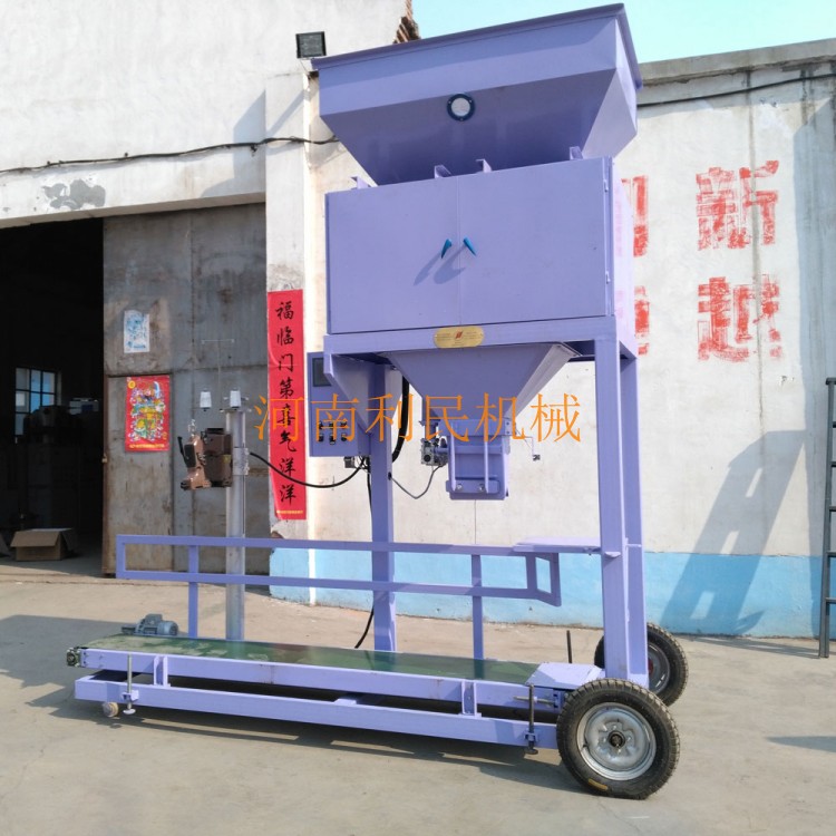 河南修武縣利民機(jī)械有限公司生產(chǎn)化工包裝秤，顆粒包裝秤，化工顆粒包裝秤，化工包裝稱，化工定量稱，化工自動(dòng)包裝秤0391-7711188